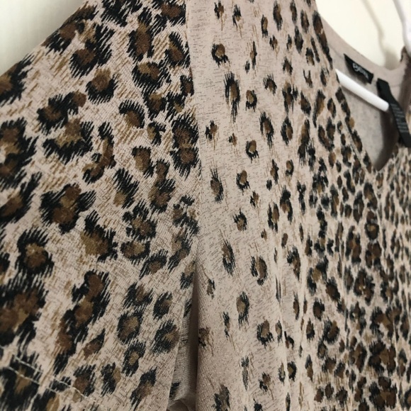 3/$10 Beliza Cheetah Print V-Neck Crop Top Large L - Picture 4 of 8
